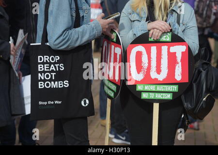 Demonstranten versammeln sich an einer Demonstration gegen Sparpolitik außerhalb der Parteitag der Konservativen in Birmingham. Stockfoto