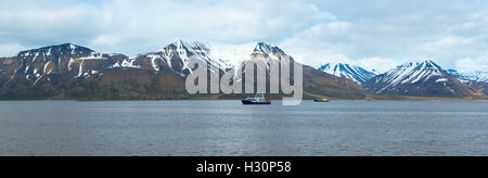 Isfjorden und schneebedeckte Berge, Longyearbyen, Svalbard-Archipel, Norwegen, Spitzbergen Insel Stockfoto