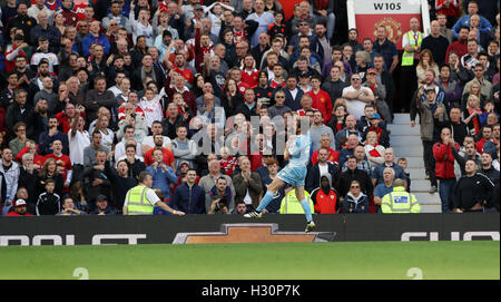 Editoren Hinweis Gesten IN Menge *** Stoke City Joe Allen feiert scoring seiner Seite das erste Tor des Spiels während der Premier-League-Spiel im Old Trafford, Manchester. Stockfoto
