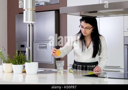 Auspressen Zitronensaft von Frau in der modernen Küche Stockfoto