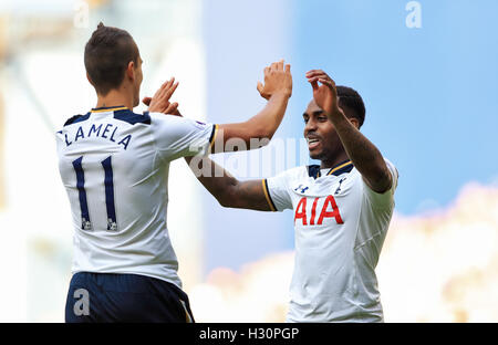 Tottenham Hotspur Danny Rose (rechts) feiert mit Teamkollege Erik Lamela, nachdem sein Kreuz in meinem Manchester Citys Aleksandar Kolarov während der Premier-League-Spiel an der White Hart Lane, London gedreht wird. Stockfoto