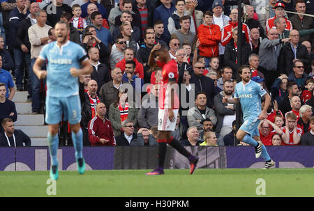 Stoke City Joe Allen (rechts) feiert scoring seiner Seite das erste Tor des Spiels während der Premier-League-Spiel im Old Trafford, Manchester. Stockfoto