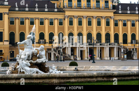 Garten Statuen auf dem Gelände des Schloss Schönbrunn. Najadenbrunnen Wilhelm Beyer Stockfoto