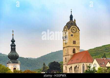 Zwei Kirchtürme entlang der Donau, Niederösterreich. Stockfoto