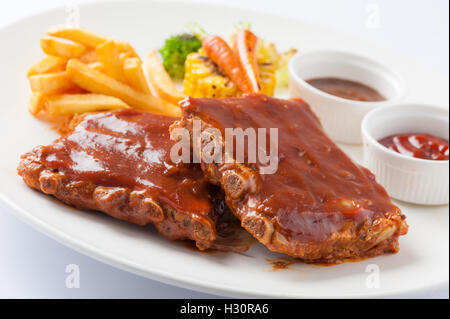 Amerikanisches Barbecue Ribs Steak mit Pommes frites, gegrilltes Gemüse, Pfeffersauce und Ketchup in Keramikschale Stockfoto