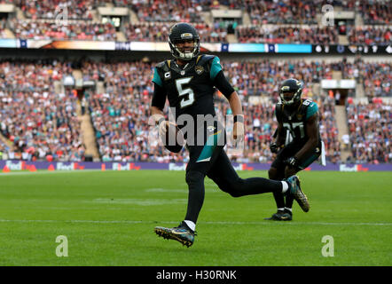 Jacksonville Jaguars Blake Bortles verläuft in seiner Seite zweiten Touchdown des Spiels während der NFL International Series Spiel im Wembley Stadion in London zu erzielen. Stockfoto