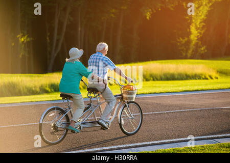 Älteres Paar auf Tandem-Fahrrad. Stockfoto