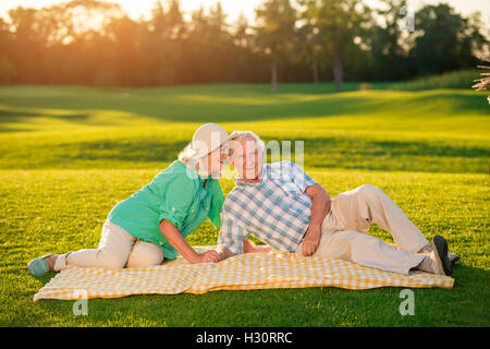 Älteres Paar auf der Decke liegen. Stockfoto