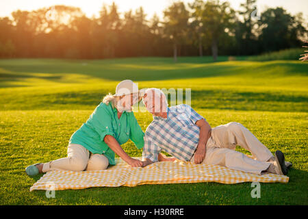 Älteres Ehepaar auf der Decke liegen. Stockfoto