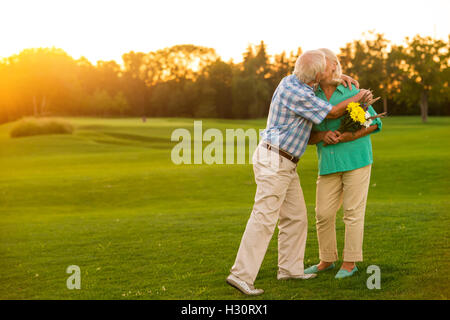 Älteres Ehepaar ist zu küssen. Stockfoto