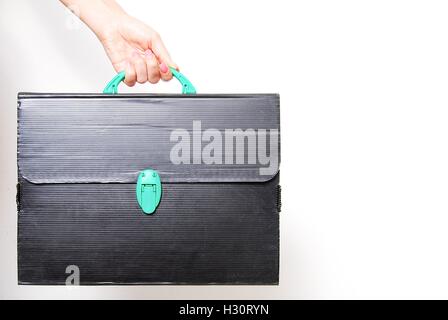 Hände halten eine technische schwarze Aktentasche Stockfoto