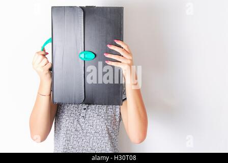 Hände halten eine technische alt und zerstörten schwarze Aktentasche Stockfoto