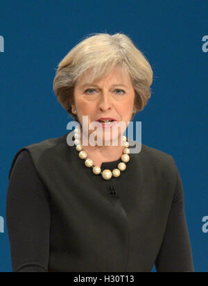 ALTERNATIVE KULTUR. Premierminister Theresa May spricht auf der Konferenz der konservativen Partei im ICC in Birmingham. Stockfoto