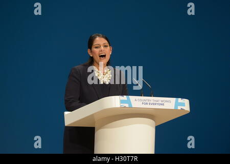 Internationaler Entwicklung Sekretär Priti Patel spricht auf der Konferenz der konservativen Partei im ICC in Birmingham. Stockfoto