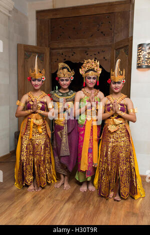 Indonesien, Bali, Amed, Gruppe von jungen balinesische Tänzerinnen mit Händen im respektvollen Gebet position Stockfoto