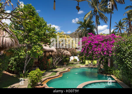 Indonesien, Bali, Amed, Kollektiv-Lebensversicherung in Amed Resort Swimmingpool Stockfoto