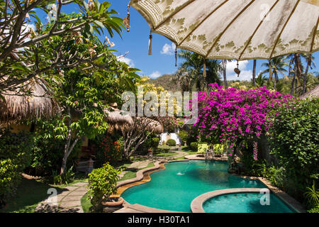 Indonesien, Bali, Amed, Kollektiv-Lebensversicherung in Amed Resort Swimmingpool Stockfoto