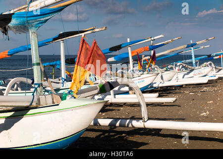 Indonesien, Bali, Amed, Ausleger Angelboote/Fischerboote am Strand Stockfoto