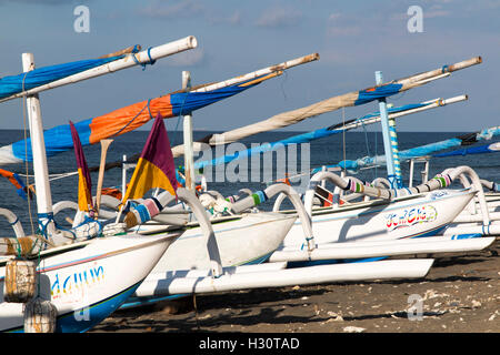 Indonesien, Bali, Amed, Ausleger Angelboote/Fischerboote am Strand Stockfoto