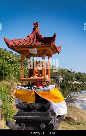 Indonesien, Bali, Amed, bietet in Hindu-Schrein auf Landzunge über dem Strand Stockfoto