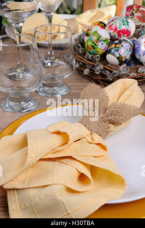 Dekorieren Sie die Ostern dekorativ gefaltete Servietten in Form eines Hasen Stockfoto