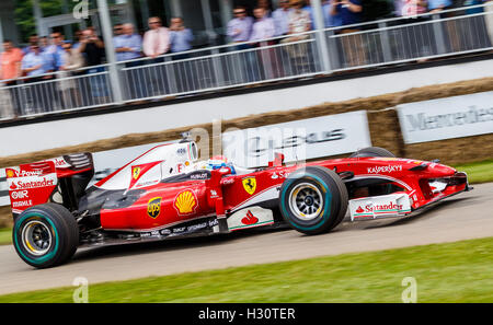 2010 Ferrari F10 mit Fahrer Marc Gené auf die 2016 Goodwood Festival of Speed, Sussex, UK Stockfoto
