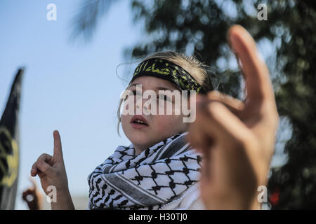 Gaza, Gaza. 2. Oktober 2016. Palästinensische Anhänger der islamischen Dschihad-Bewegung nehmen Teil an einer Demonstration anlässlich des ersten Jahrestages der sogenannten Al-Quds-Aufstand in Gaza-Stadt. © Nidal Alwaheidi/Pacific Press/Alamy Live-Nachrichten Stockfoto