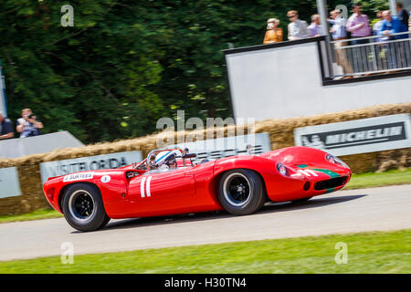 1965 Chevrolet-Lola T70 Spyder mit Fahrer John Surtees auf der 2016 Goodwood Festival of Speed, Sussex, UK. Stockfoto