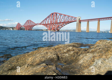 South Queensferry, Schottland. 2. Oktober 2016. Menschen genießen das schöne Wetter mit Forth Rail Bridge im Hintergrund Credit: InfotronTof/Alamy Live News Stockfoto