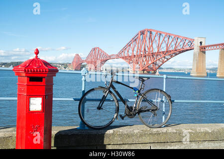 South Queensferry, Schottland. 2. Oktober 2016.  Super Wetter mit Forth Rail Bridge im Hintergrund. Bildnachweis: InfotronTof/Alamy Live-Nachrichten Stockfoto