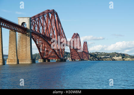 South Queensferry, Schottland. 2. Oktober 2016. Die majestätischen Forth Rail Bridge-Überfahrt von South Queensferry nach Fife. Bildnachweis: InfotronTof/Alamy Live-Nachrichten Stockfoto