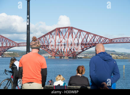 South Queensferry, Schottland. 2. Oktober 2016. Menschen genießen das schöne Wetter mit Forth Rail Bridge im Hintergrund Credit: InfotronTof/Alamy Live News Stockfoto