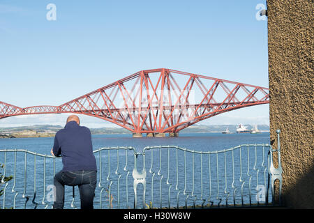 South Queensferry, Schottland. 2. Oktober 2016. Menschen genießen das schöne Wetter mit Forth Rail Bridge im Hintergrund Credit: InfotronTof/Alamy Live News Stockfoto