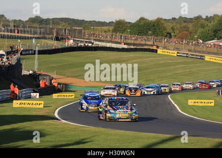 Aktion aus der letzten Runde von der 2016 Dunlop MSA British Touring Car Championship (BTCC) in Brands Hatch, Fawham, Kent Stockfoto