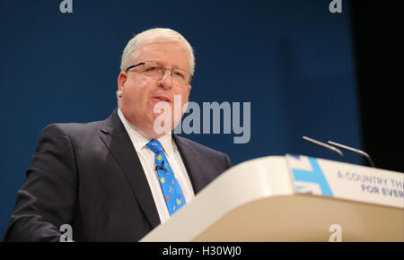 Birmingham, Vereinigtes Königreich. 2. Oktober 2016. Patrick Mcloughlin konservative Partei Vorsitzender konservative Partei Konferenz 2016 der Icc-Birmingham, Birmingham, England 2. Oktober 2016 befasst sich mit der konservativen Partei Konferenz 2016 an der Icc-Birmingham, Birmingham, England-Credit: Allstar Bild Bibliothek/Alamy Live-Nachrichten Stockfoto