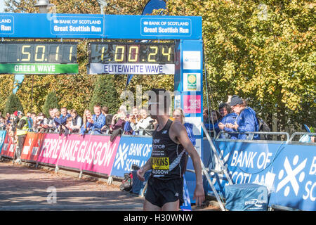 Glasgow, UK 2. Oktober 2016 mehr als 30000 Läufer aller Altersgruppen und Fähigkeiten stellte sich heraus, an der großen schottischen laufen viele laufen für einen guten Zweck teilzunehmen, Stockfoto