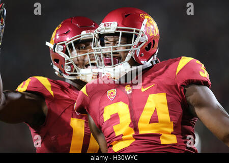 Los Angeles, Kalifornien, USA. 1. Oktober 2016. 1. Oktober 2016: USC Trojans Cornerback Yoofi Quansah (34) feiert einen großen Hit auf einer Kick-off-Rückkehr zur ASU innerhalb der 5 mit USC Trojans Linebacker John Houston Jr. (10) im Spiel zwischen den Arizona State Sun Devils und die USC Trojans, das Kolosseum in Los Angeles, CA. Peter Joneleit hardline zu halten / Zuma Wire Service © Peter Joneleit/ZUMA Wire/Alamy Live News Stockfoto