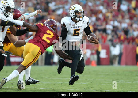 Los Angeles, Kalifornien, USA. 1. Oktober 2016. 1. Oktober 2016: Arizona State Sun Devils Quarterback Brady weiß (2) springt hinter einem Tackle-Versuch von USC Trojans defensive back Adore "Jackson (2) für einen Gewinn im Spiel zwischen den Arizona State Sun Devils und die USC Trojans, das Kolosseum in Los Angeles, CA. Peter Joneleit / Zuma Wire Service © Peter Joneleit/ZUMA Draht/Alamy Live News Stockfoto