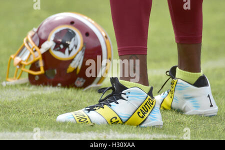 Nahaufnahme von der Schuhe Washington Redskins Wide Receiver DeSean Jackson (11) trägt während der Warm-ups vor dem Spiel gegen die Cleveland Browns bei FedEx Field in Landover, Maryland auf 2. Oktober 2016.  Früher in den Tag, die Redskins veröffentlicht die eine Aussage über Jacksons Schuhe.  Jackson ist den Worten zitiert: "heute ist der Anfang meiner Versuche starten Dialog über die sinnlose Morde der Bürger und der Polizei und werden Teil einer Lösung. Ich habe mich entschieden, diese Stollen in Pregame heute meine Plattform als Profi-Sportler verwenden diese Diskussion hinzu zu tragen. Dies ist nicht dazu gedacht, alle kin Stockfoto