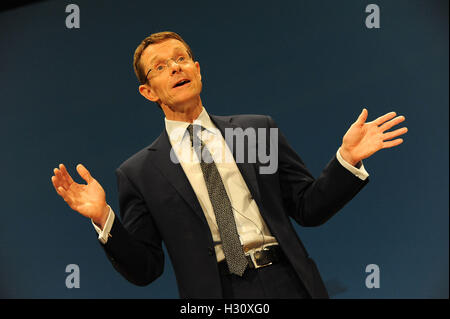 Birmingham, England. 2. Oktober 2016.  Andy Street, West Midlands Bürgermeisterkandidat, hält seine Rede zur Konferenz, am ersten Tag der konservativen Partei-Konferenz an der ICC-Birmingham. Das Thema der Rede war "Global Britain: macht ein Erfolg der Austritt". Diese Konferenz folgt Referendum Entscheidung für das Vereinigte Königreich, die Europäische Union zu verlassen, und die anschließende Wahl von Theresa May als Führer der konservativen Partei. Kevin Hayes/Alamy Live-Nachrichten Stockfoto