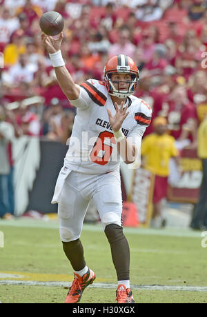 Landover, Maryland, USA. 2. Oktober 2016. Cleveland Browns Quarterback Cody Kessler (6) einen Pass im zweiten Quartal-Aktion gegen die Washington Redskins in FedEx Field in Landover, Maryland am 2. Oktober wirft, 2016.Credit: Ron Sachs/CNP © Ron Sachs/CNP/ZUMA Draht/Alamy Live News Stockfoto