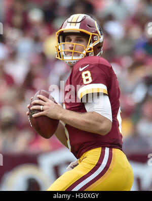 Landover, Maryland, USA. 2. Oktober 2016. Washington Redskins Quarterback Kirk Cousins (8) nach einem Empfänger im ersten Halbjahr Aktion gegen die Cleveland Browns bei FedEx Field in Landover, Maryland am 2. Oktober sucht, 2016.Credit: Ron Sachs/CNP © Ron Sachs/CNP/ZUMA Draht/Alamy Live News Stockfoto