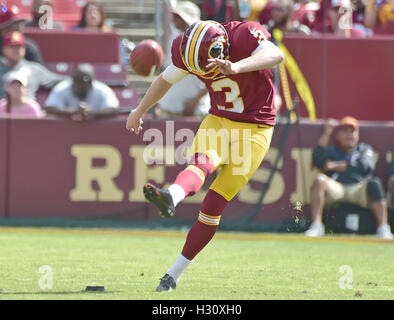 Landover, Maryland, USA. 2. Oktober 2016. Washington Redskins Kicker Dustin Hopkins (3) beginnt nach seinem Team einen Touchdown im ersten Quartal gegen die Cleveland Browns bei FedEx Field in Landover, Maryland am 2. Oktober erzielt, 2016.Credit: Ron Sachs/CNP © Ron Sachs/CNP/ZUMA Draht/Alamy Live News Stockfoto