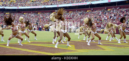 Landover, Maryland, USA. 2. Oktober 2016. Washington Redskins Cheerleader führen zwischen dem ersten und zweiten Quartal während des Spiels gegen die Cleveland Browns bei FedEx Field in Landover, Maryland am 2. Oktober, 2016.Credit: Ron Sachs/CNP © Ron Sachs/CNP/ZUMA Draht/Alamy Live News Stockfoto