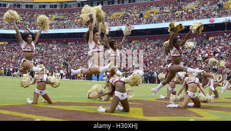 Landover, Maryland, USA. 2. Oktober 2016. Washington Redskins Cheerleader führen zwischen dem ersten und zweiten Quartal während des Spiels gegen die Cleveland Browns bei FedEx Field in Landover, Maryland am 2. Oktober, 2016.Credit: Ron Sachs/CNP © Ron Sachs/CNP/ZUMA Draht/Alamy Live News Stockfoto