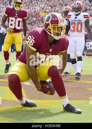 Landover, Maryland, USA. 2. Oktober 2016. Washington Redskins-Tight-End Jordan Reed (86) feiert seinen ersten Touchdown des Spiels im ersten Quartal gegen die Cleveland Browns bei FedEx Field in Landover, Maryland am 2. Oktober, 2016.Credit: Ron Sachs/CNP © Ron Sachs/CNP/ZUMA Draht/Alamy Live News Stockfoto