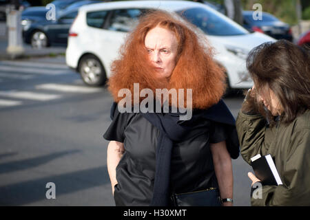 Paris, Frankreich. 2. Oktober 2016. Ex-Model und creative Director bei großen der amerikanischen Vogue Magazin Grace Coddington kommt auf sechs Tage für Paris Fashion Week Frühjahr/Sommerkollektion 2017 Shows am 2. Oktober 2016, in Paris, Frankreich. Bildnachweis: Hugh Peterswald/Alamy Live-Nachrichten Stockfoto