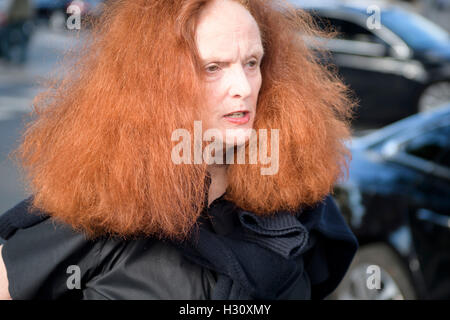 Paris, Frankreich. 2. Oktober 2016. Ex-Model und creative Director bei großen der amerikanischen Vogue Magazin Grace Coddington kommt auf sechs Tage für Paris Fashion Week Frühjahr/Sommerkollektion 2017 Shows am 2. Oktober 2016, in Paris, Frankreich. Bildnachweis: Hugh Peterswald/Alamy Live-Nachrichten Stockfoto