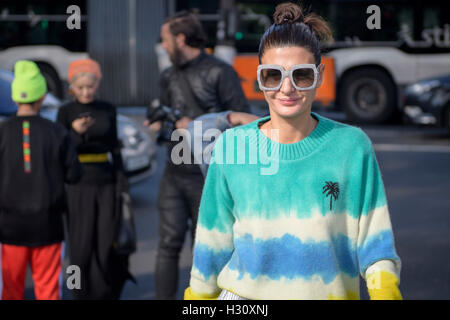 Paris, Frankreich. 2. Oktober 2016. Ein Gast kommt auf sechs Tage für Paris Fashion Week Frühjahr/Sommerkollektion 2017 Shows am 2. Oktober 2016, in Paris, Frankreich. Bildnachweis: Hugh Peterswald/Alamy Live-Nachrichten Stockfoto