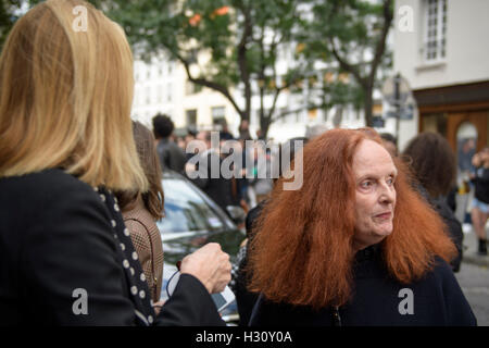 Paris, Frankreich. 2. Oktober 2016. Ex-Model und creative Director bei großen der amerikanischen Vogue Magazin fährt Grace Coddington am Tag sechs für Paris Fashion Week Frühjahr/Sommerkollektion 2017 Shows am 2. Oktober 2016, in Paris, Frankreich. Bildnachweis: Hugh Peterswald/Alamy Live-Nachrichten Stockfoto